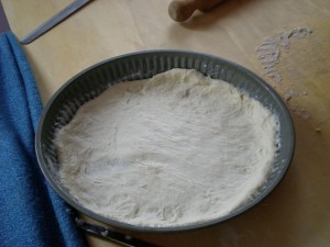 Testo foderato con la pasta per pizza Testo foderato con la pasta per pizza